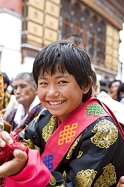 Pilgrim watching religious dances, Buddhist festival (Tsechu), Trashi Chhoe Dzong, Thimphu, Bhutan, Asia