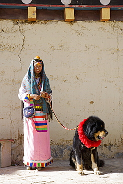 Woman of the Naxi minority people and her dog, Shangri-La, formerly Zhongdian, Shangri-La region, Yunnan Province, China, Asia