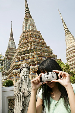 Thai woman taking pictures, Wat Poo, Bangkok, Thailand, Southeast Asia, Asia