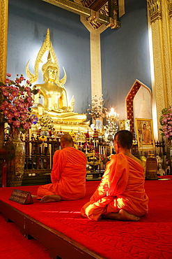 Monks praying and giant golden statue of the Buddha, Wat Benchamabophit (Marble Temple), Bangkok, Thailand, Southeast Asia, Asia