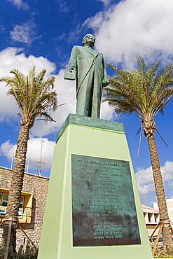 Statue of Doctor Efrain Jonckheer, Riffort Shopping Complex, Willemstad, Curacao, Netherlands Antilles, West Indies, Caribbean, Central America