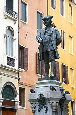 Statue of Carlo Goldoni in Campo San Bartolomio, Venice, UNESCO World Heritage Site, Veneto, Italy, Europe