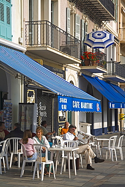 Outdoor dining along waterfront, Cannes, Alpes Maritimes, Provence, Cote d'Azur, French Riviera, France, Europe