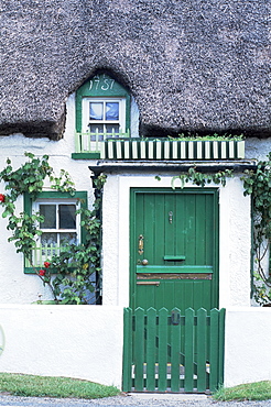 Thatched cottage dating from around 1757, Mooncoin village, County Kilkenny, Leinster, Republic of Ireland, Europe