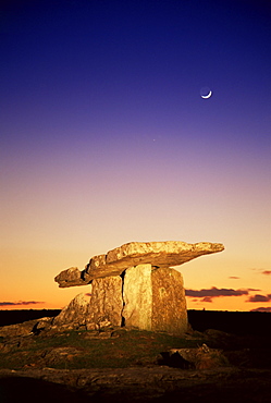 Poulnabrone dolmen, The Burren, County Clare, Munster, Republic of Ireland, Europe