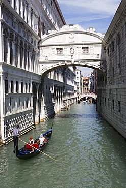 Bridge of Sighs and gondola, Venice, UNESCO World Heritage Site, Veneto, Italy, Europe