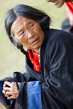 Old woman, Jingang temple, Kangding, Sichuan, China, Asia