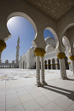 Arches and columns of the decorative courtyard of the new Sheikh Zayed Bin Sultan Al Nahyan Mosque, Grand Mosque, Abu Dhabi, United Arab Emirates, Middle East