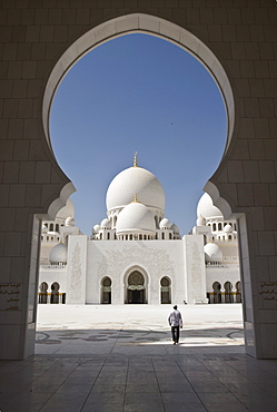 Arches of the courtyard of the new Sheikh Zayed Bin Sultan Al Nahyan Mosque, Grand Mosque, Abu Dhabi, United Arab Emirates, Middle East