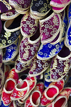 Traditional Turkish shoes for sale, Grand Bazaar (Grand Bazaar), Istanbul, Turkey, Europe