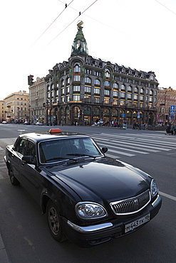 Taxi parked on Nevsky Prospekt with the House of Books in the distance, St. Petersburg, Russia, Europe