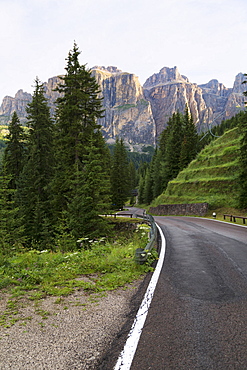 Mountain road and the Sassolungo mountains in the Dolomites near Canazei, Trentino-Alto Adige, Italy, Europe 