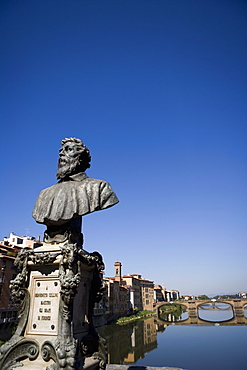 Statue of Benvenuto Cellini on the Ponte Vecchio Bridge, River Arno, Florence, Tuscany, Italy, Europe