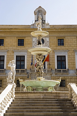 Statues and the Fontana Pretoria, Palermo, Sicily, Italy, Europe