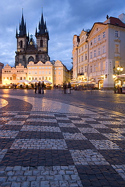 Old Town Square in the evening, with the Church of Our Lady before Tyn in the background, Old Town, Prague, Czech Republic, Europe