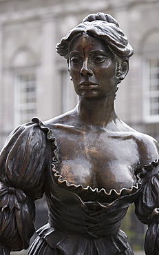 Molly Malone statue, (the tart with the cart), Grafton Street, Dublin, Republic of Ireland, Europe