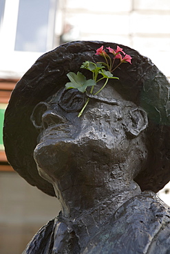 Statue of James Joyce with flower added, North Earl Street, Dublin, Republic of Ireland, Europe