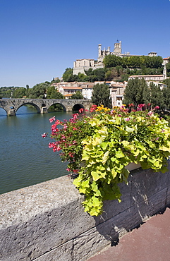 View of Pont Vieux from Pont Neuf, River Orb, Cathedrale St.-Nazaire, Beziers, Herault, Languedoc-Roussillon, France, Europe