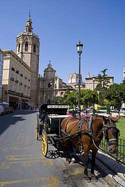 Horse and carraige in front of the Tower el Miguelet, Valencia, Mediterranean, Costa del Azahar, Spain, Europe