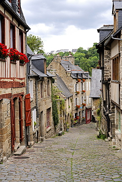 Ancient cobbled street and houses, Rue du Petit Fort, Dinan, Cotes-d'Armor, Brittany, France, Europe