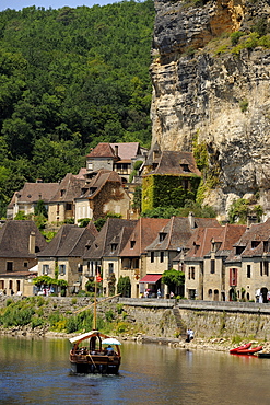 Caberre boat on the river Dordogne, La Roque-Gageac, Dordogne, France, Europe