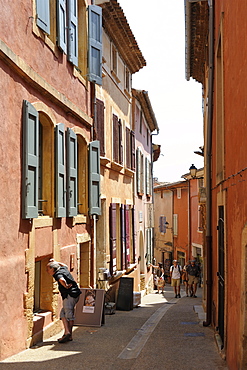 Street with red ochre coloured houses, Roussillon, Parc Naturel Regional du Luberon, Vaucluse, Provence, France, Europe