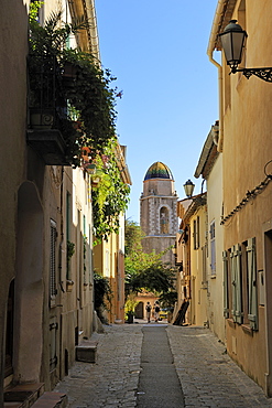 Narrow back street, St. Tropez, Var, Provence, Cote d'Azur, France, Europe