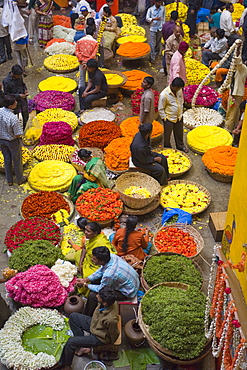 Flower necklace sellers in City Market, Bengaluru (Bangalore), Karnataka state, India, Asia