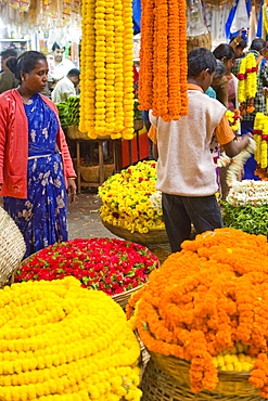 Flower garland sellers, City market, Bangaluru (Bangalore), Karnataka, India, Asia