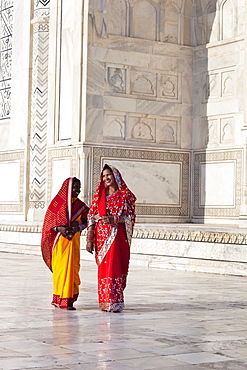 Women in colourful saris at the Taj Mahal, UNESCO World Heritage Site, Agra, Uttar Pradesh state, India, Asia