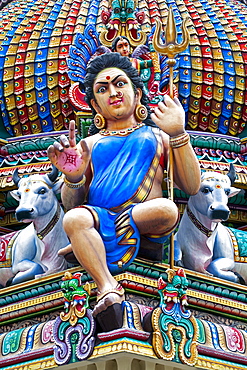 Close up of the Gopuram of the Sri Mariamman Temple, a Dravidian style temple in Chinatown, Singapore, Southeast Asia, Asia