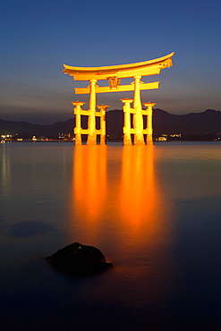 The famous vermillion coloured floating torii gate, Itsuku-shima Shrine, UNESCO World Heritage Site, Miyajima, Honshu, Japan, Asia
