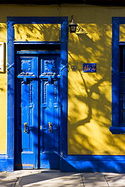 Colourfully painted housefronts in the trendy district of Barrio Bellavista, Santiago, Chile, South America