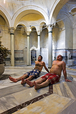 Interior view of the 300 year old Cagaloglu Hamam, Turkish Bath, with the center marble platform (Gobek Tasi), Istanbul, Turkey, Europe