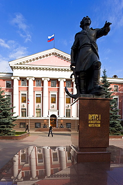 Administration building of the Russian Baltic Naval fleet and statue of Peter the Great, Kaliningrad, Russia, Europe