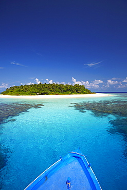 Boat heading for desert island, Maldives, Indian Ocean, Asia 