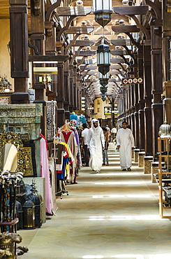 Shopping at the Souk, Madinat Jumeirah market, Dubai, United Arab Emirates, Middle East