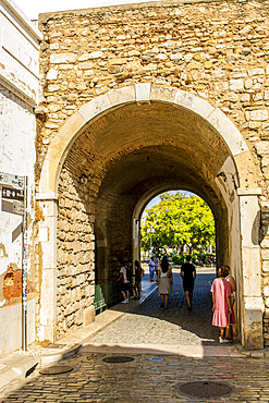 Arco da Vila (Town Gate) classical gateway which fronts the city's old medieval gate, Faro, Algarve, Portugal, Europe.