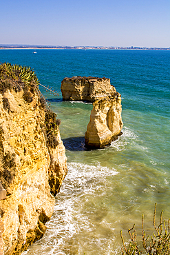 Praia Dona Ana coastline, Ponta da Piedade, Lagos, Algarve, Portugal.