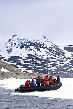 Zodiac in Lerneroyane (Lerner Islands), Svalbard Archipelago, Norway, Arctic, Scandinavia, Europe