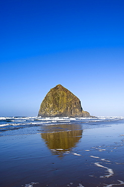 Haystack Rock, Cannon Beach, Oregon, United States of America, North America