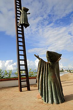 Mexico, Jalisco, Puerto Vallarta, Sergio Bustamente sculpture In Search of Reason 1990 on the Malecon.