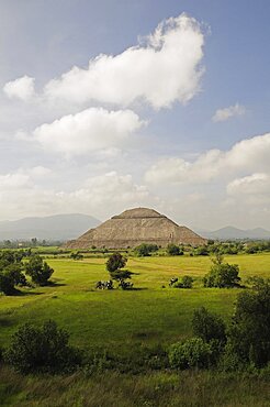 Mexico, Anahuac, Teotihuacan, Pyramid del Sol or Pyramid of the Sun and surrounding landscape.