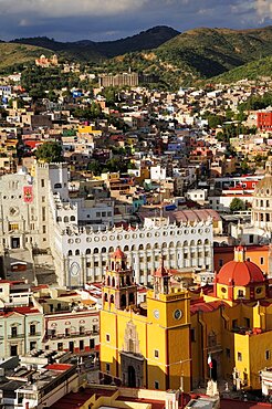 Mexico, Bajio, Guanajuato, Elevated view of Basilica and university building with barrios on hillside beyond from panaoramic viewpoint.