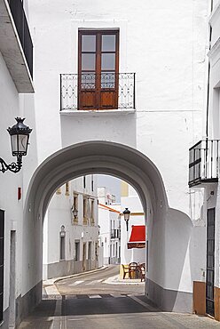 Spain, Extremadura, Olivenza, Archway in typically narrow street.