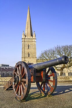 Ireland, North, Derry, St Columb's Cathedral with cannon on city walls in the foreground.