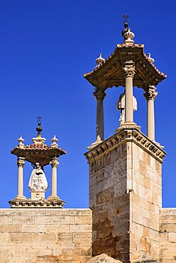 Spain, Valencia Province, Valencia, Puente del Mar with statues of San Pascual and the Virgin Mary, Puente del Mar is one of many bridges over the former Rio Turia which now serves as a park as the river has been diverted due to constant flooding of the city.