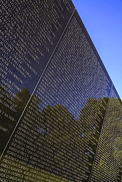 USA, Washington DC, National Mall, Vietnam Veterans Memorial, The Memorial Wall with the names of those killed or missing in action during the Vietnam War.