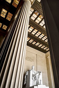 USA, Washington DC, National Mall, Lincoln Memorial, Statue of Abraham Lincoln, Angular view between the pillars of the interior.