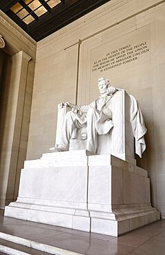 USA, Washington DC, National Mall, Lincoln Memorial, Statue of Abraham Lincoln, Angular view of the statue from the right.